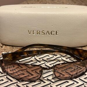 Versace Authentic Vintage rectangular sunglasses, model 2021 New condition!